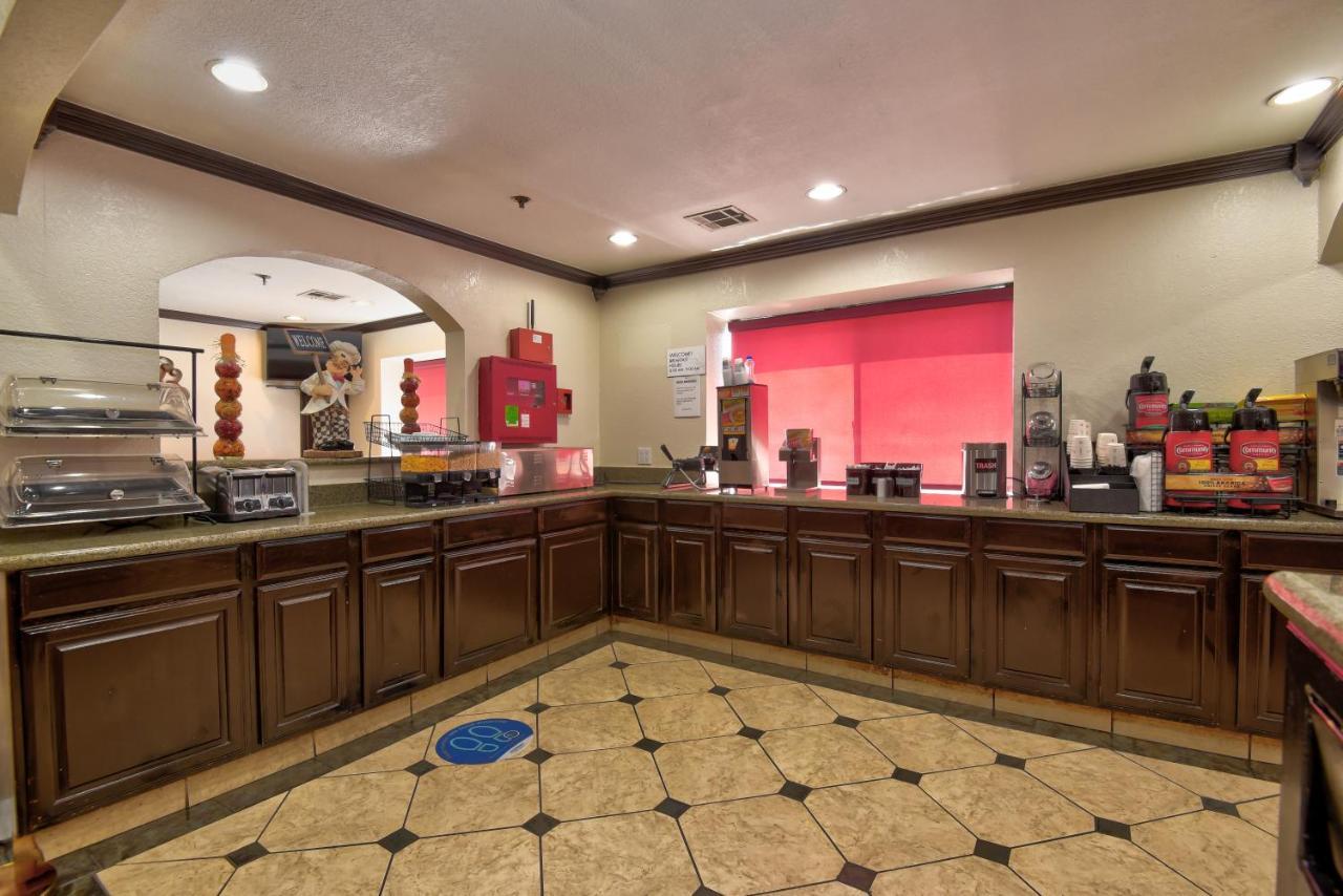 Ramada By Wyndham Oklahoma City Airport North Buitenkant foto