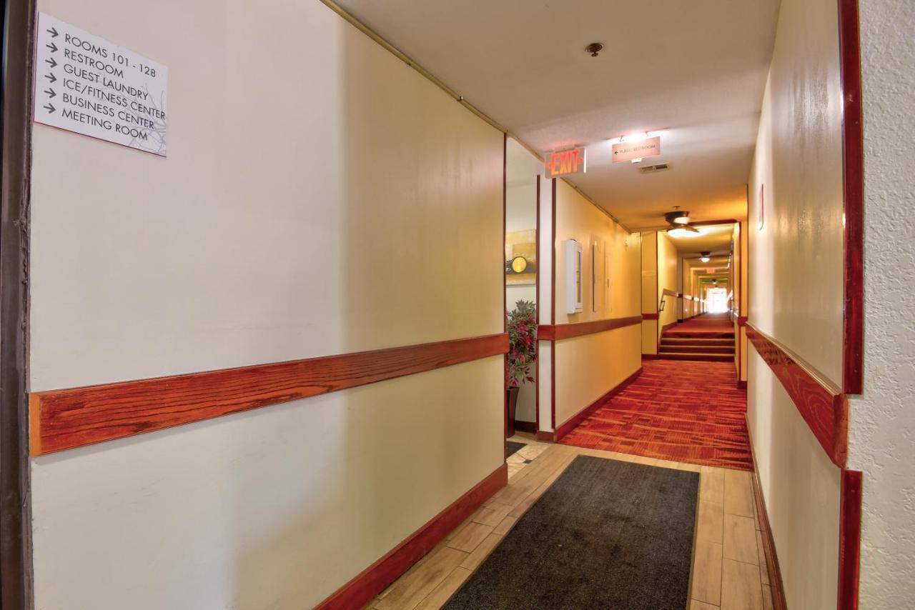 Ramada By Wyndham Oklahoma City Airport North Buitenkant foto